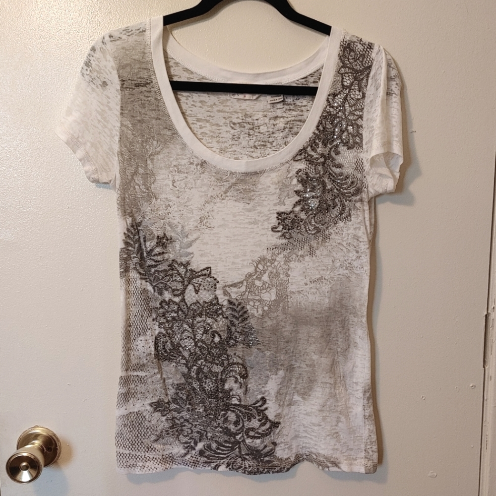 Miss Me white short sleeve top with silver and gray